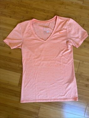 Nike Dri-FIT V-Neck Short Sleeve Performance Tee Women’s XS Coral Pink